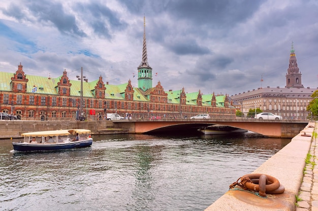 Photo l'ancienne bourse de boersen et le palais de christiansborg à copenhague, au danemark