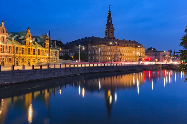 L'ancienne bourse boersen et le palais de christiansborg avec leur reflet miroir dans le canal à ni