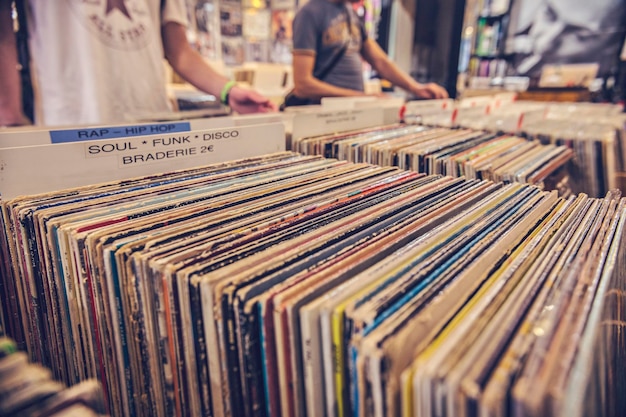 Ancienne boutique de vinyle vintage à Toulouse, France. Collection de disques vinyle LP en vente dans un magasin de musique