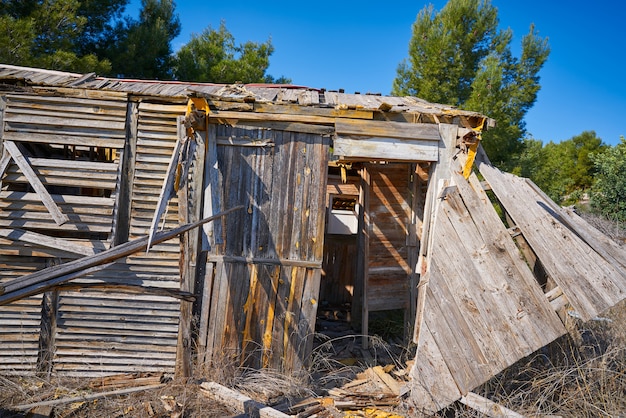 Ancienne cabane en bois détruite par un ouragan