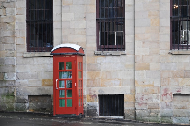 Ancienne cabine téléphonique publique classique rouge de style anglais dans le vieux centre-ville