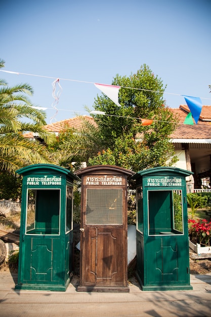 Ancienne cabine téléphonique.