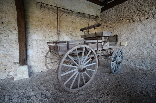 Ancienne calèche en bois.