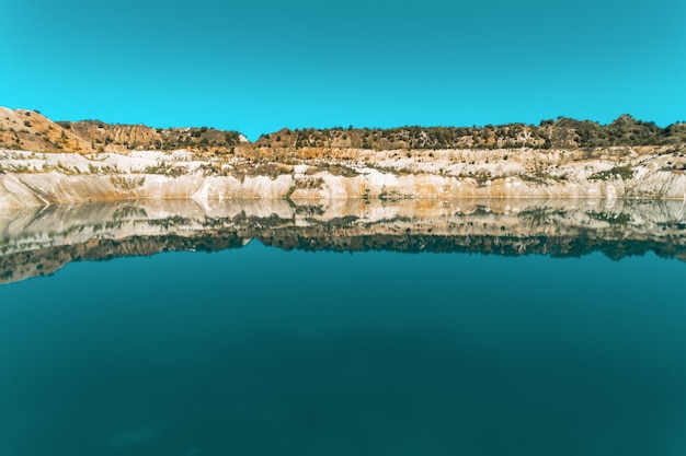 Une ancienne carrière de gypse remplie d'eau bleue et pure. Vue aérienne, de haut en bas