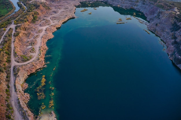 Ancienne carrière de pierre inondée, site d'extraction de pierre de granit naturel