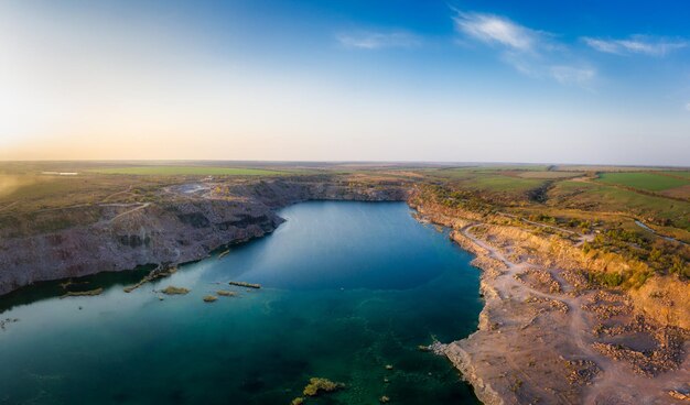 Ancienne carrière de pierre inondée, site d'extraction de pierre de granit naturel