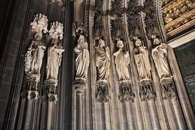 Ancienne cathédrale de Cologne la nuit en Allemagne