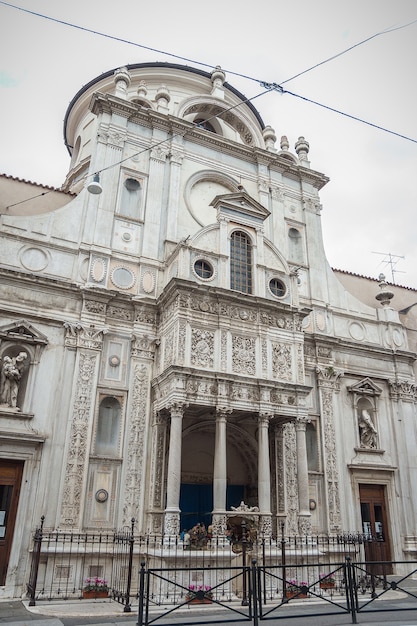 Ancienne cathédrale médiévale le matin d'hiver. Belle église italienne Sainte Marie des Miracles. Église de Santa Maria dei Miracoli, Brescia, Italie