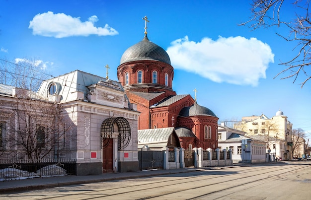 L'ancienne cathédrale orthodoxe Pokrovsky et le manoir de Bachurina, rue Novokuznetskaya Moscou