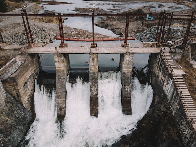 Ancienne centrale hydroélectrique sur la rivière chemal dans l'altaï un jour d'été vue aérienne d'en haut par d