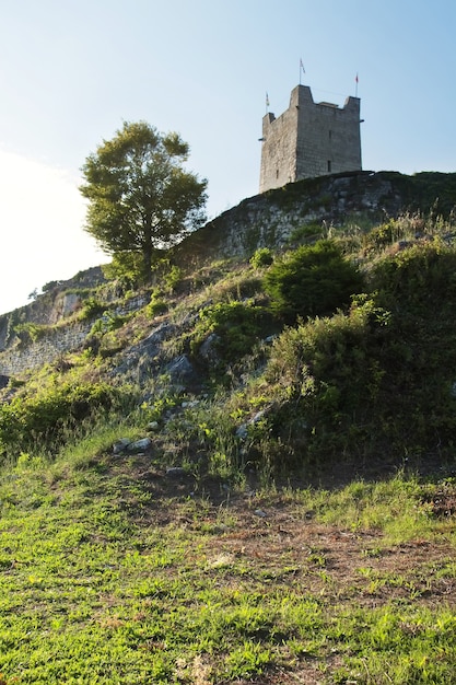 Photo ancienne citadelle militaire abkhaze, forteresse d'anacopia. nouvel athos, république d'abkhazie.