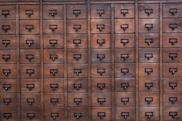 Ancienne commode en bois texturé.