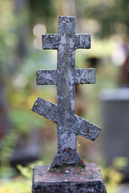 Photo ancienne croix chrétienne orthodoxe dans le cimetière. photo de haute qualité