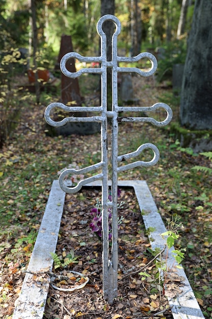 Photo ancienne croix chrétienne orthodoxe dans le cimetière. photo de haute qualité