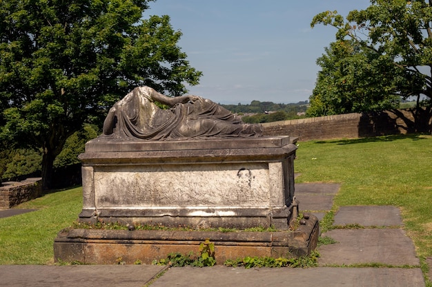 Ancienne crypte en Angleterre avec une statue