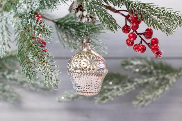 Ancienne décoration soviétique sur le panier de fleurs de jouet en verre de sapin de Noël gros plan sur fond clair