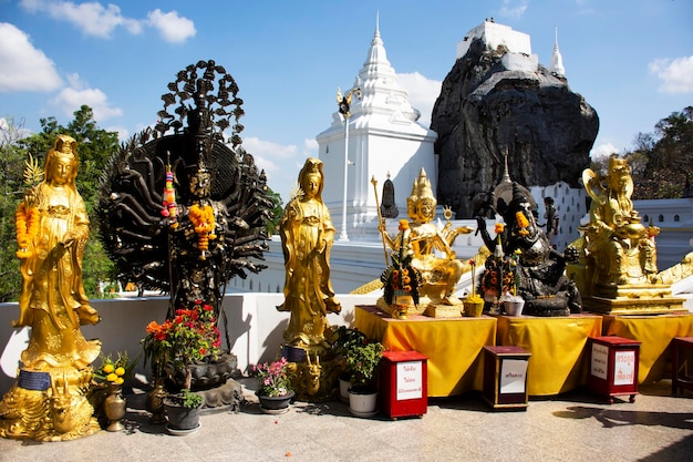 Ancienne divinité ange dieu et antique statue de bouddha déesse pour les thaïlandais voyage visite respect prière bénédiction souhait mystère saint au temple Wat Phra Phutthabat le 12 janvier 2023 à Saraburi Thaïlande
