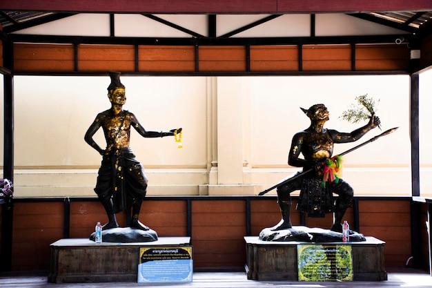 Photo ancienne divinité ermite et statue d'ange antique pour les voyageurs thaïlandais visitent et respectent la prière bénédiction souhait culte du mystère sacré à suphanburi le 13 décembre 2022 à suphan buri thaïlande