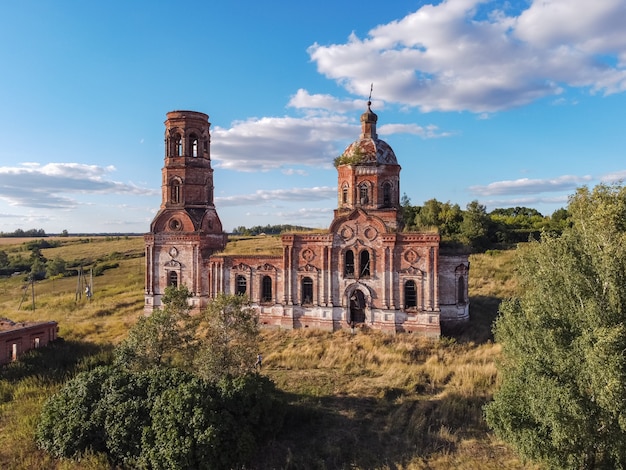 Ancienne église abandonnée et en ruine