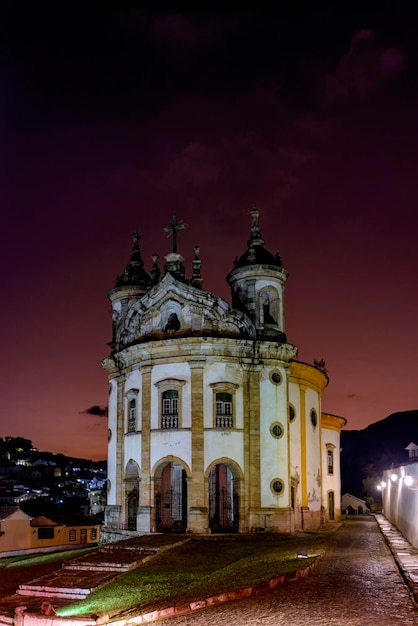 Une ancienne église baroque éclairée au crépuscule dans la ville historique d'Ouro Preto dans le Minas Gerais