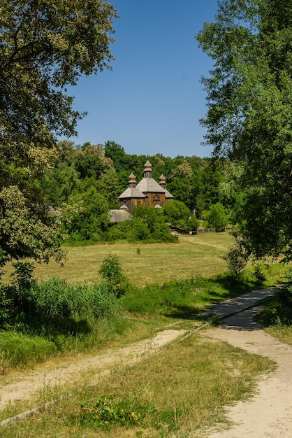 Ancienne église en bois sur fond de ciel bleu