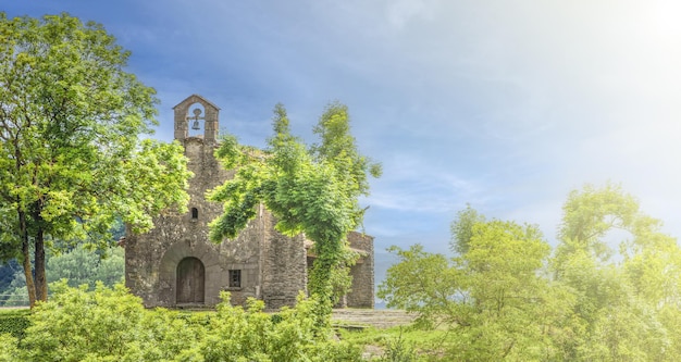 Ancienne église catholique avec une cloche en plein soleil Mise au point sélective