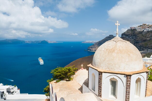 Ancienne église sur l'île de Santorin, Grèce. Beau paysage d'été, vue mer.