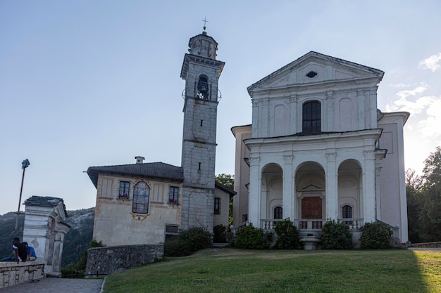 Une ancienne église italienne avec un clocher se dresse contre le ciel