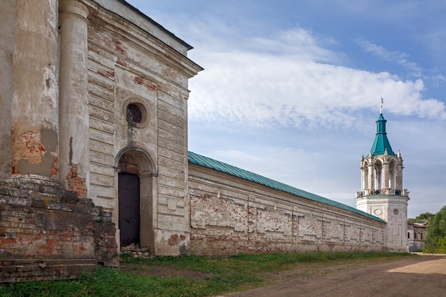 Ancienne église orthodoxe en pierre en Russie