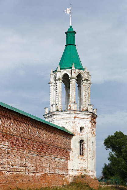 Ancienne église orthodoxe en pierre en Russie.