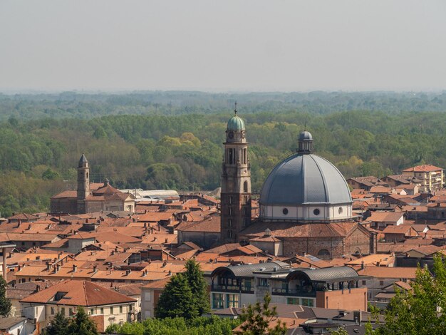 L'ancienne église Saint-Pierre et les bâtiments avec des toits en carreaux rouges à Gattinara, en Italie