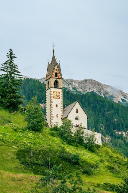 L'ancienne église de Sainte Barbara sur une position panoramique à La Val, Val Badia, au coeur des Dolomites