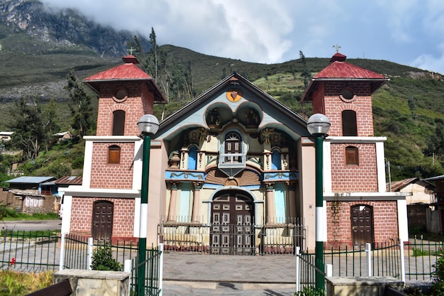 Ancienne église de San Bartolom de Picoy en baratte Pérou