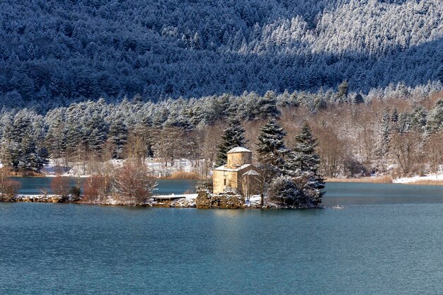 L'ancienne église de St Fanur sur le lac Pineiou en hiver Grèce Corinthie montagneuse