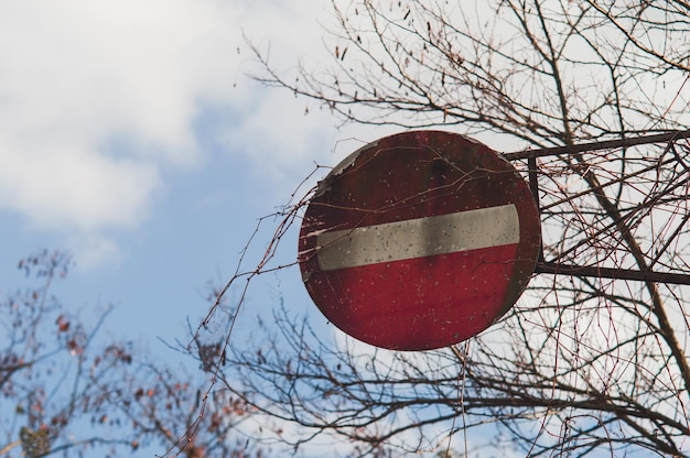 Ancienne enseigne Roadup avec peinture craquelée Panneau de signalisation rouge