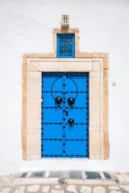 Ancienne entrée élégante de la maison Portes tunisiennes