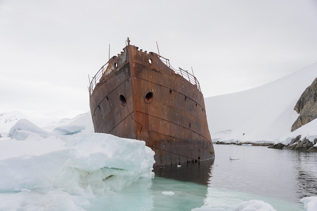 Ancienne épave rouillée en Antarctique