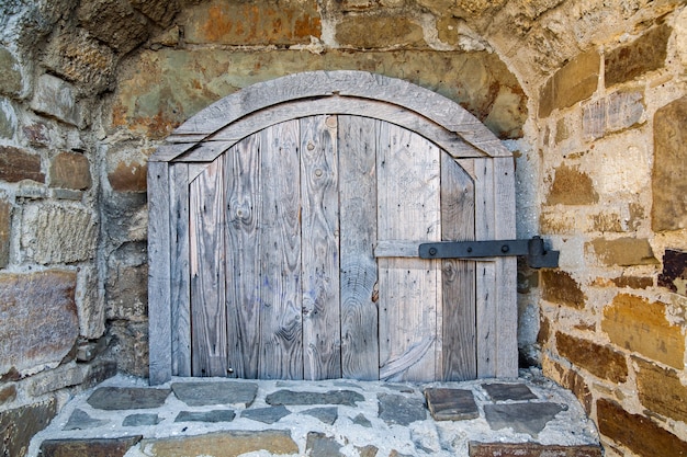 Ancienne fenêtre en bois du mur de briques médiéval