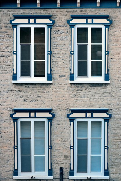 Ancienne fenêtre du vieil immeuble à Québec