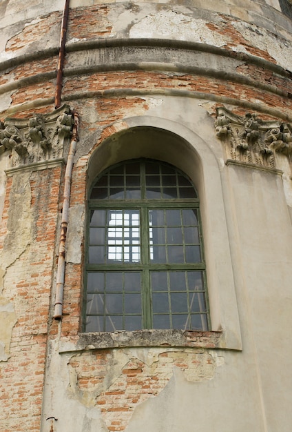 Ancienne fenêtre de moulage strucco sur la façade du bâtiment à Lvov