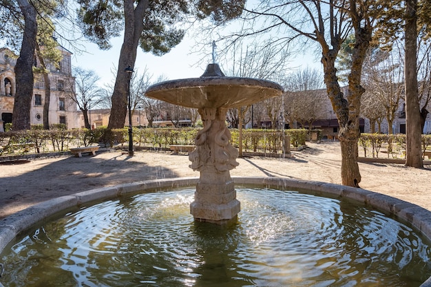 Ancienne fontaine en pierre avec jets d'eau jaillissant des robinets à côté du complexe monumental architectural Nuevo Baztan