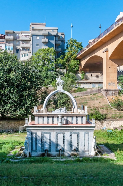 Ancienne fontaine de la ville