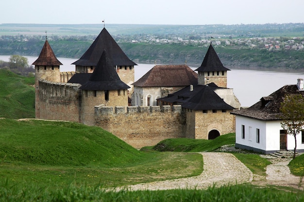Photo ancienne forteresse dans la région de hotyn chernivtsi ukraine
