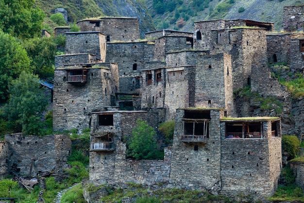 Ancienne forteresse dans le village de montagne de Shatili, ruines du château médiéval en Géorgie.