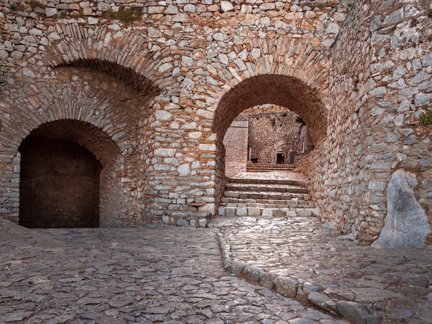 Ancienne forteresse grecque Palamidi vue intérieure avec murs en pierre, couloirs, marches et arches