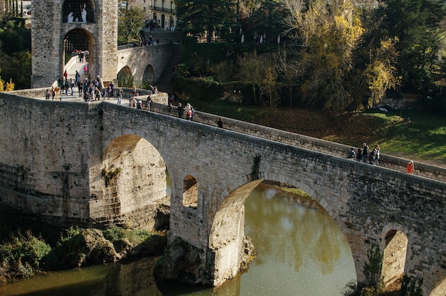 Ancienne forteresse médiévale, pont, Besalu