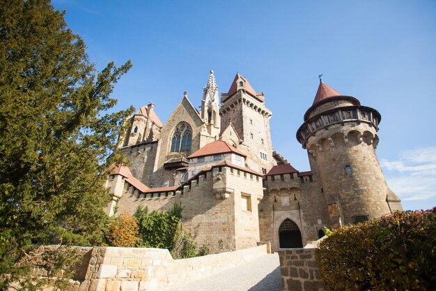 Ancienne forteresse avec murs solides, porte et hautes tours