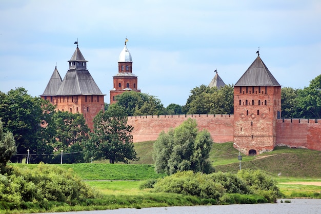 Ancienne forteresse avec tours et murs de briques rouges dans la forêt au bord de la rivière