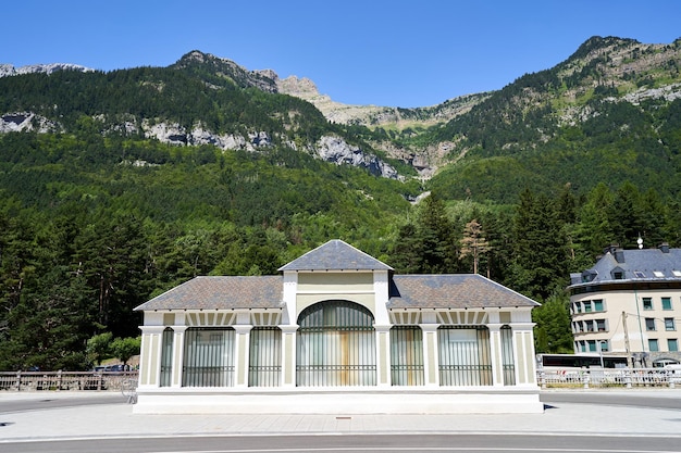 Photo ancienne gare de canfranc avec les pyrénées en arrière-plan