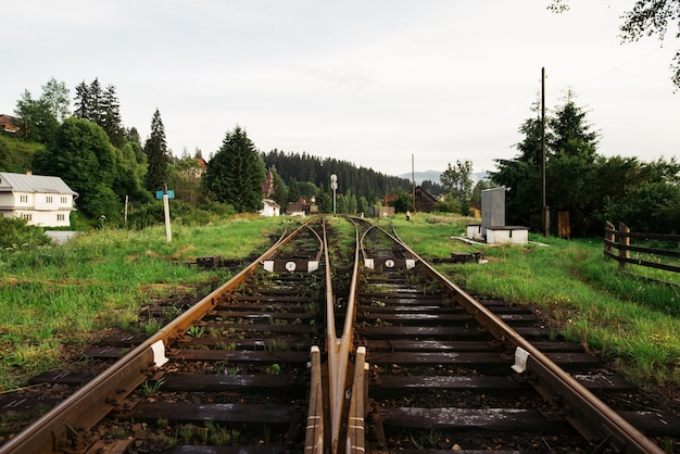 Ancienne gare dans les montagnes avec des rails rouillés Concept ferroviaire de transport